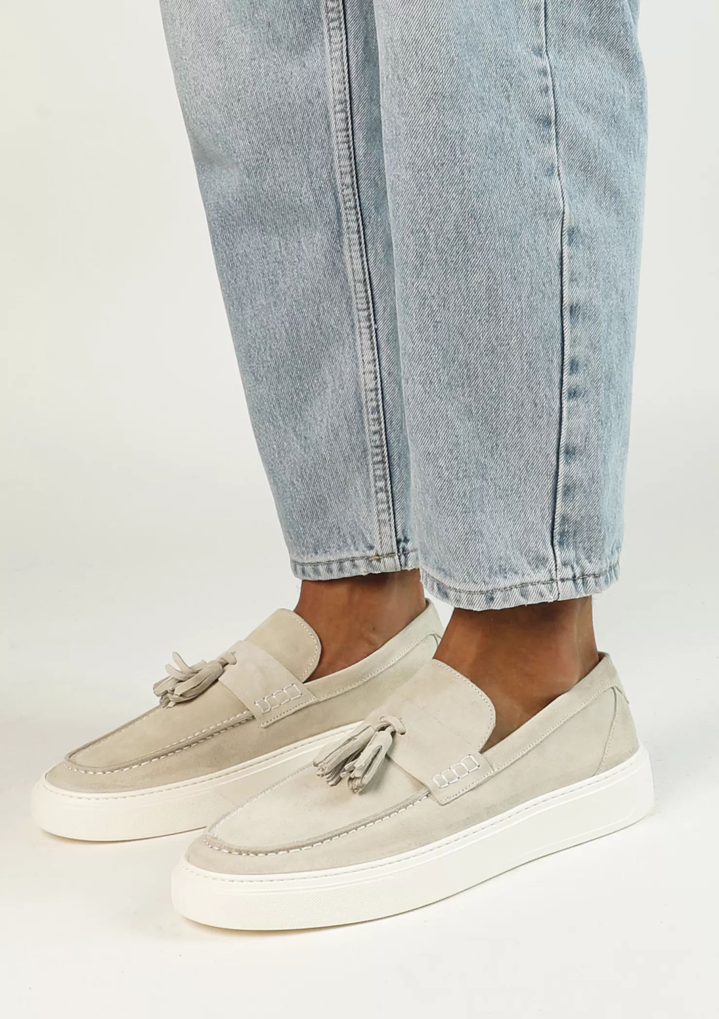 Online Sacha Lichtgrijze Suede Loafers Met Kwastjes