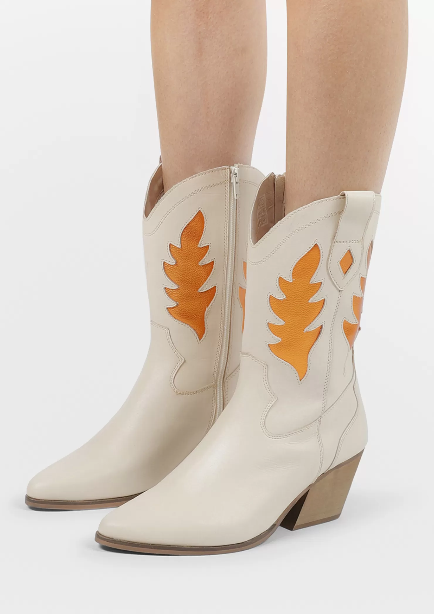 Online Sacha Off White Cowboy Enkellaarsjes Met Metallic Oranje Details