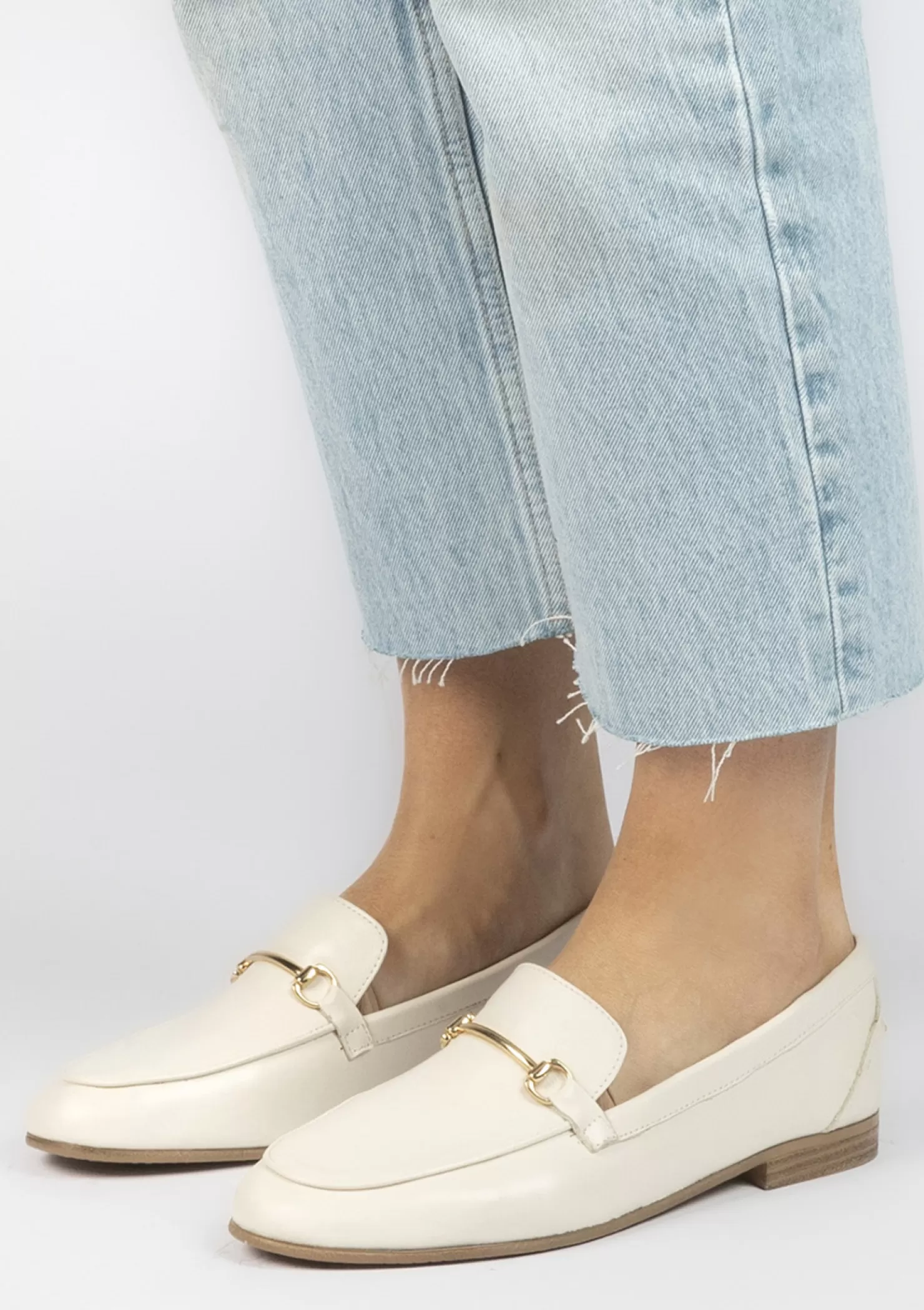 Flash Sale Sacha Off White Leren Loafers Met Goudkleurige Gesp