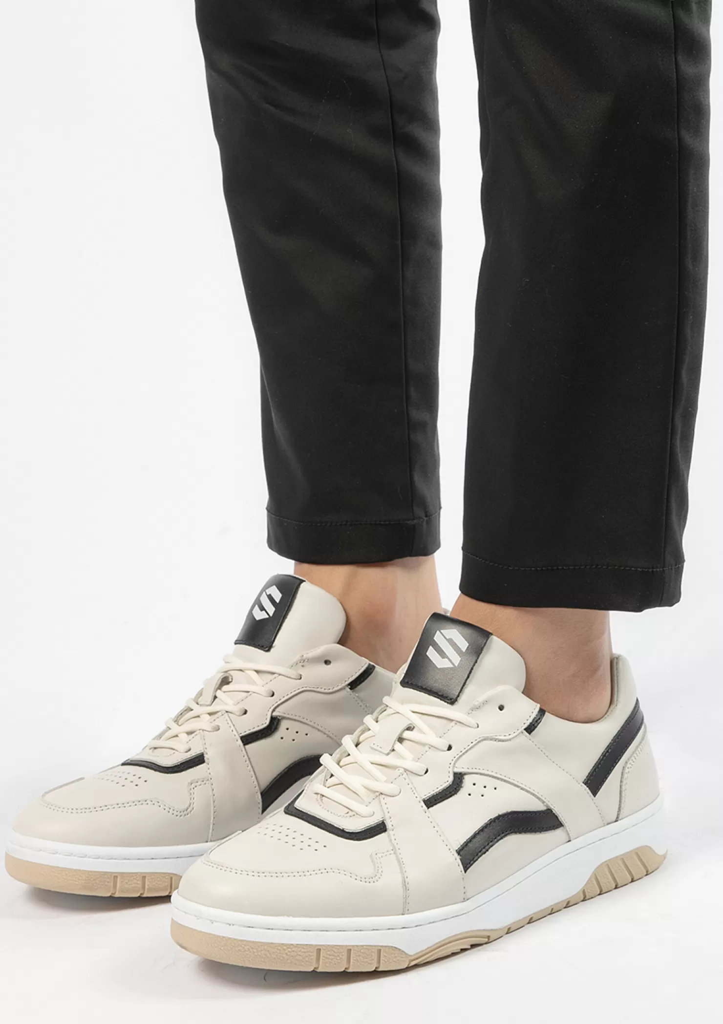 Sale Sacha Off White Leren Sneakers Met Zwarte Details