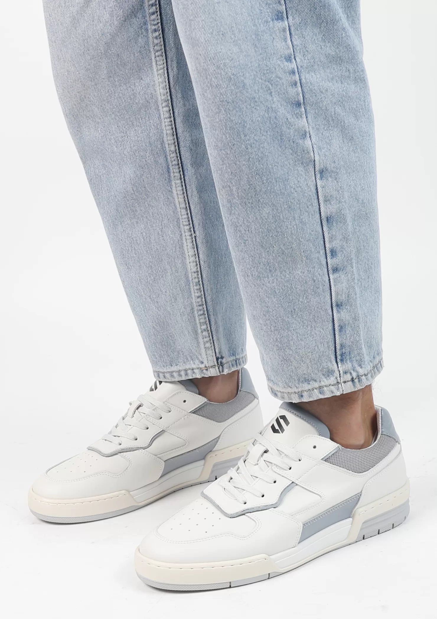 Shop Sacha Witte Leren Sneakers Met Blauwe Details