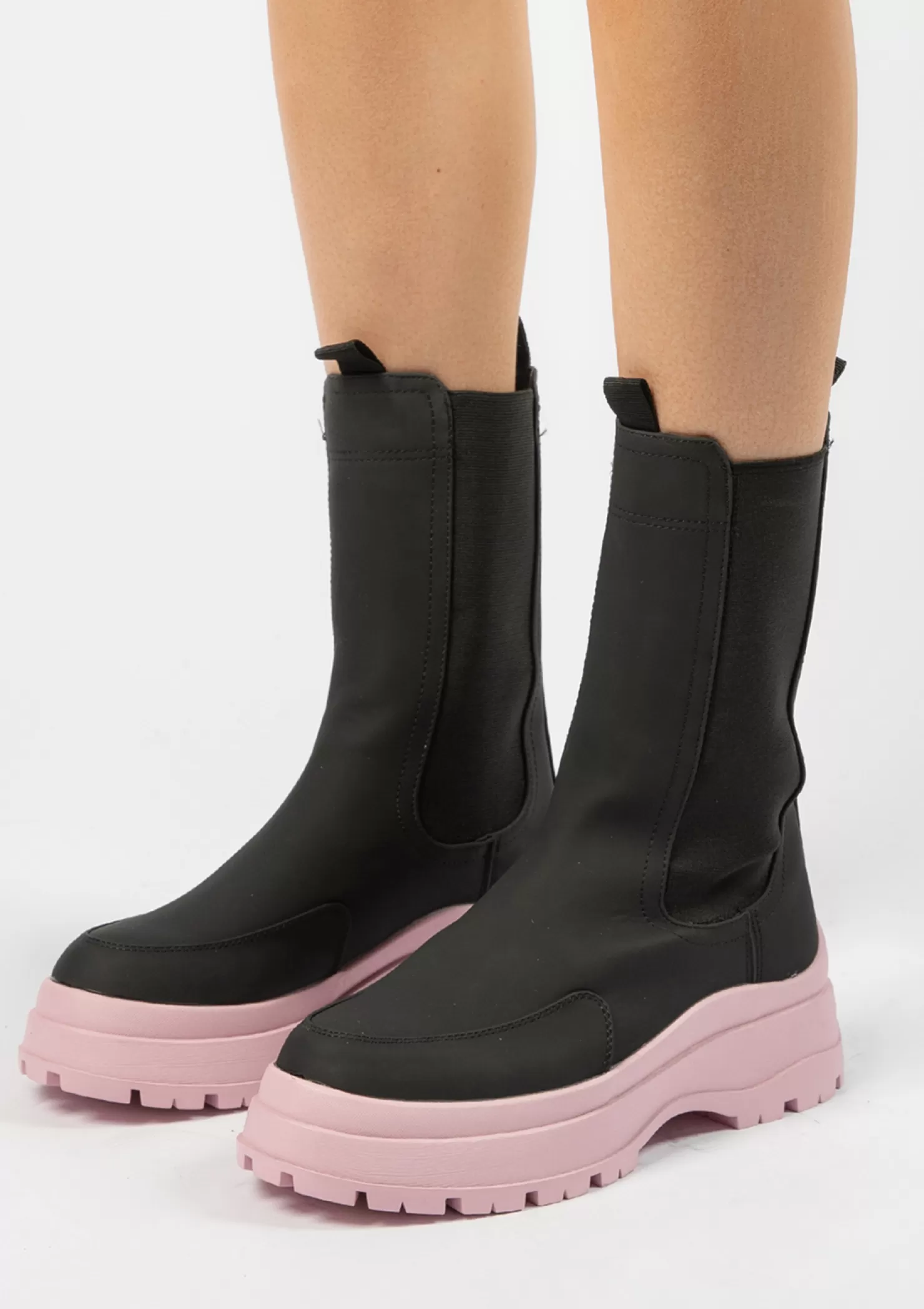 Shop Sacha Zwarte Chelsea Boots Met Roze Zool