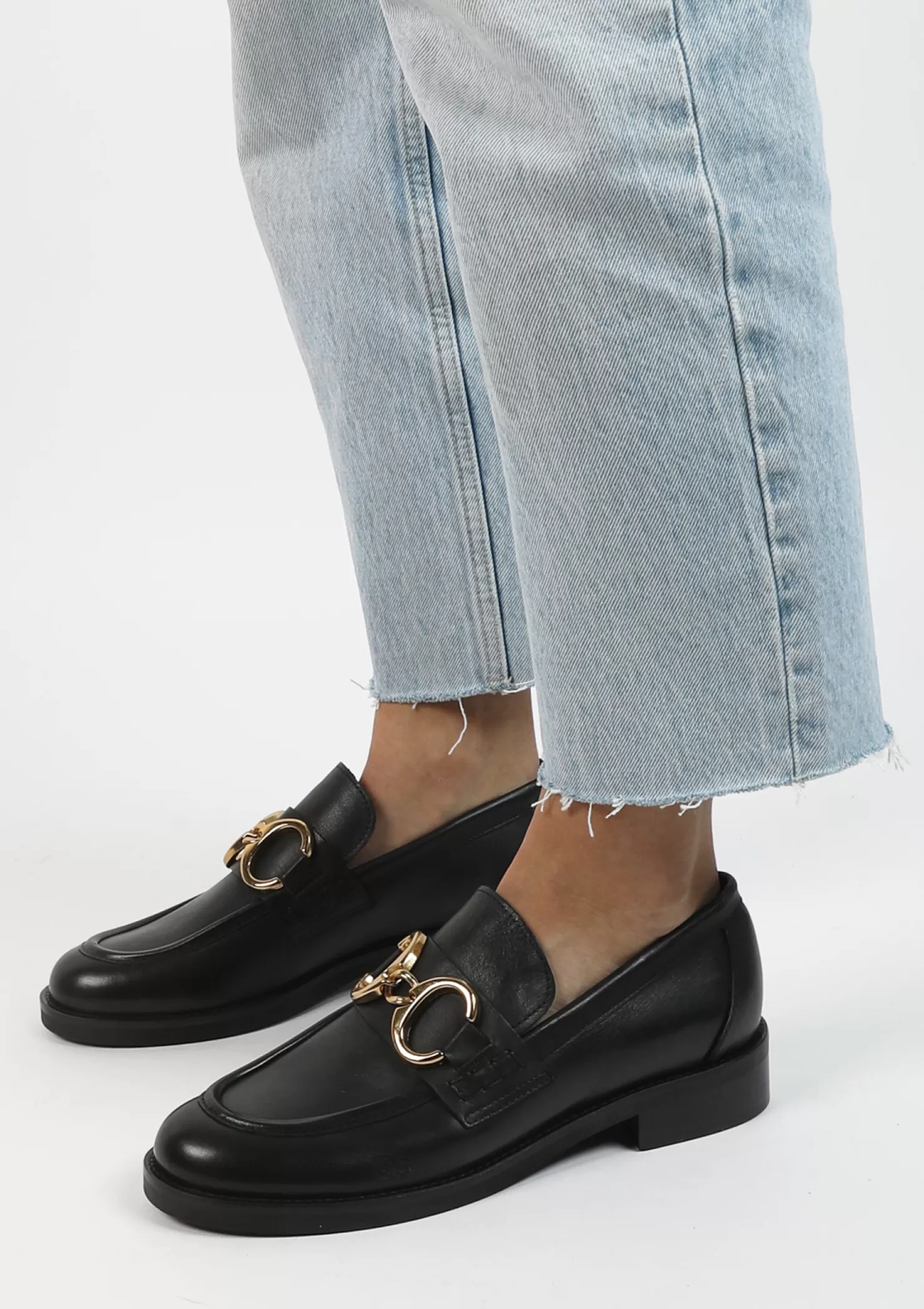 Shop Sacha Zwarte Leren Loafers Met Goudkleurige Chain